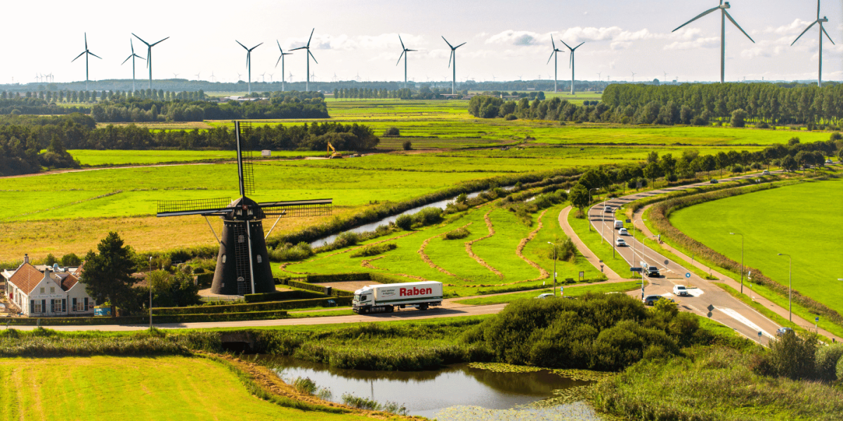 Scumpirea carburanților pune presiune pe logistică, dar efectele pe raft sunt limitate Creșterea prețurilor la carburanți lovește din nou sectorul logistic, cu precădere transportul rutier, unde combustibilul reprezintă o componentă majoră de cost