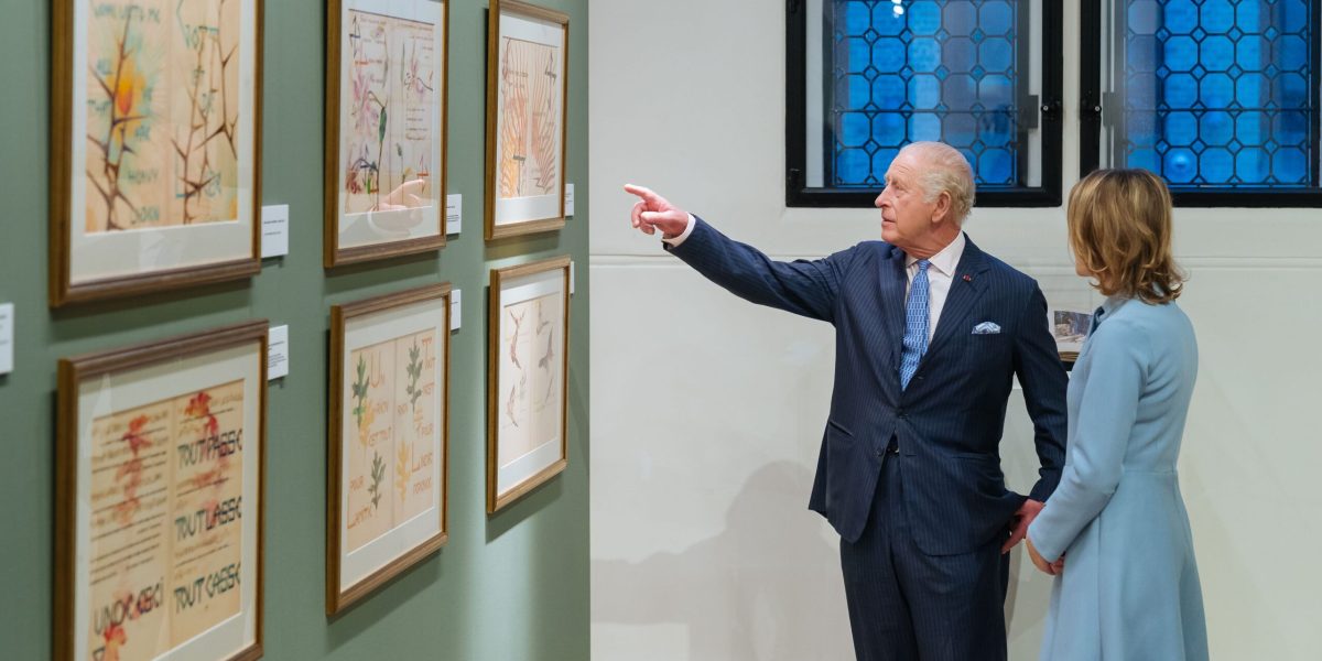 O expoziție dedicată artei florale a Reginei Maria, deschisă la Viscri Casa Regelui Charles al III-lea din Viscri găzduiește o expoziție itinerantă dedicată Reginei Maria a României și pasiunii sale pentru flora autohtonă