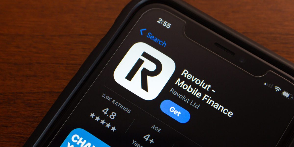 Revolut, amendată cu peste 11 milioane de euro în Italia pentru practici înșelătoare Banca digitală REVOLUT a fost amendată cu 11,5 milioane de euro de către Autoritatea Italiană pentru Concurență (AGCM), din cauza unor informații înșelătoare prezentate clienților în legătură cu comisioanele și condițiile produselor sale de investiții