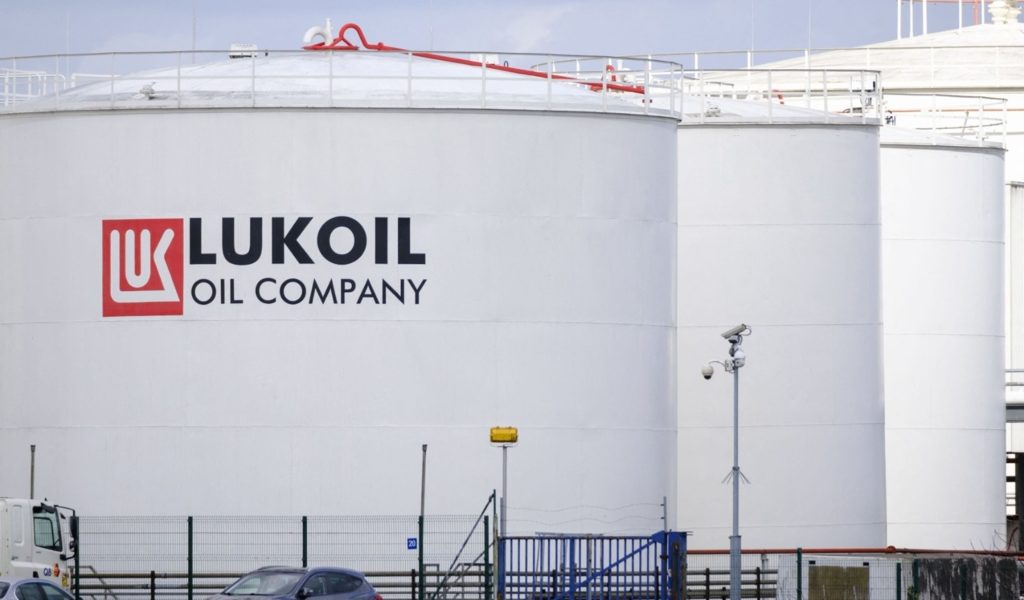 România a cerut acordul SUA pentru a reporni rafinăria Petrotel, a firmei ruse Lukoil, anunță ministrul Bogdan Ivan. Cum ne vom asigura că profitul din România nu va ajunge în Rusia