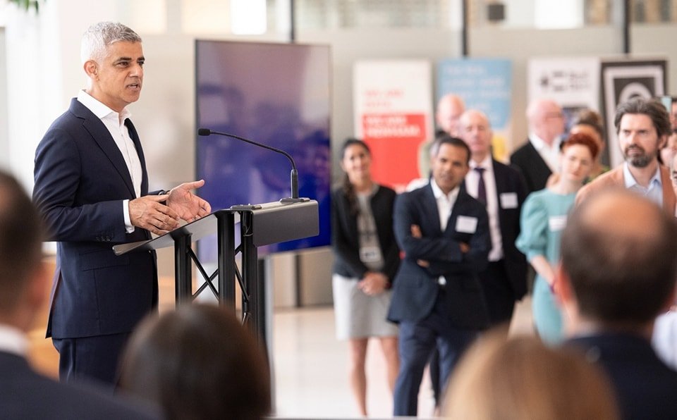 Londra, zguduită de scandal: Ce se întâmplă acum