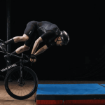 Decathlon lansează sistem airbag pentru bicicliști. Siguranța e pe primul loc!