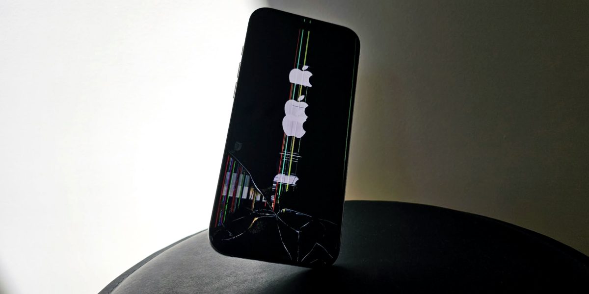 Atenție la încărcătoarele publice: ce riscuri există pentru utilizatorii de iPhone Utilizatorii de iPhone ar trebui să fie prudenți atunci când folosesc stațiile publice de încărcare, deoarece există un risc teoretic de „juice jacking”, adică furt de date sau instalare de software malițios prin intermediul portului USB