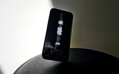 Atenție la încărcătoarele publice: ce riscuri există pentru utilizatorii de iPhone Utilizatorii de iPhone ar trebui să fie prudenți atunci când folosesc stațiile publice de încărcare, deoarece există un risc teoretic de „juice jacking”, adică furt de date sau instalare de software malițios prin intermediul portului USB