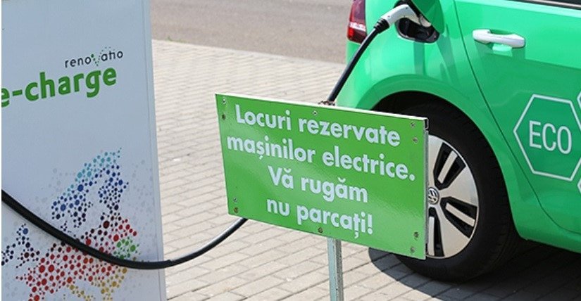 Ocuparea locurilor de încărcare pentru electrice, contravenție: USR propune modificarea Codului Rutier Un proiect de lege inițiat de USR vizează modificarea Codului Rutier pentru a sancționa staționarea vehiculelor pe locurile destinate încărcării mașinilor electrice, cu excepția celor aflate în proces de alimentare