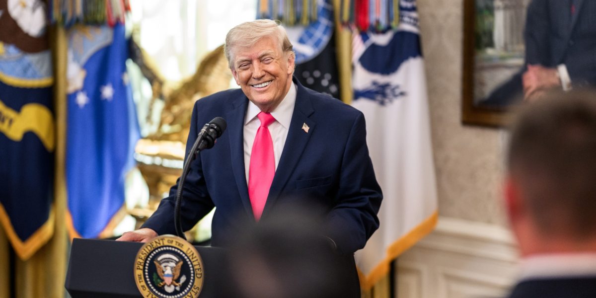 Președintele american Donald Trump a lăsat de înțeles că ar putea ajunge la un acord cu IRANUL, chiar în ziua-limită stabilită pentru redeschiderea Strâmtorii Hormuz, conform unui interviu acordat la FOX News
