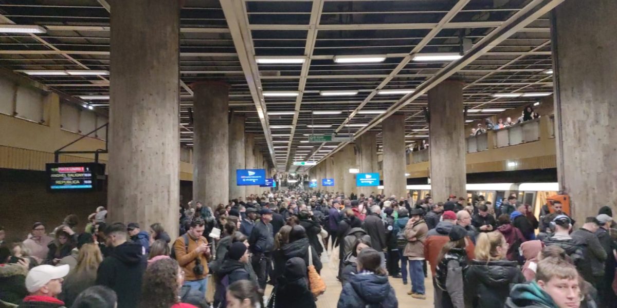 FOTO Aglomerație la metrou. Circulația trenurilor a fost perturbată după o urgență medicală