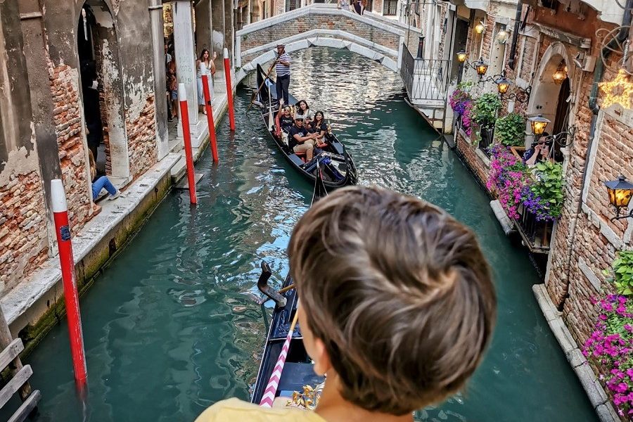 Veneția reintroduce taxa de intrare pentru turiștii de o zi Orașul italian, cunoscut pentru canalele și palatele sale spectaculoase, a început vineri să perceapă o taxă de intrare de 10 euro pentru turiștii care doresc să viziteze Veneția pentru o zi
