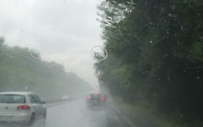 Vânt puternic și ploi în România, ninsori la altitudine