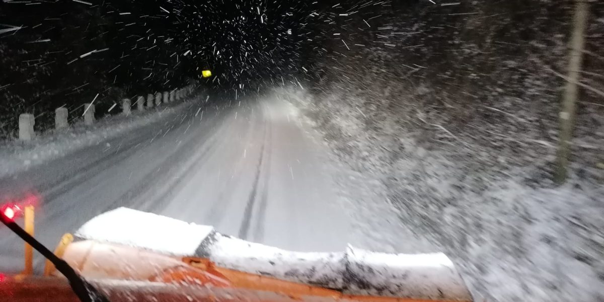 Ninsori abundente au creat probleme în zona montană a județului Vâlcea, obligând autoritățile să intervină rapid pentru a asigura circulația pe drumurile afectate