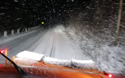 Ninsori abundente au creat probleme în zona montană a județului Vâlcea, obligând autoritățile să intervină rapid pentru a asigura circulația pe drumurile afectate