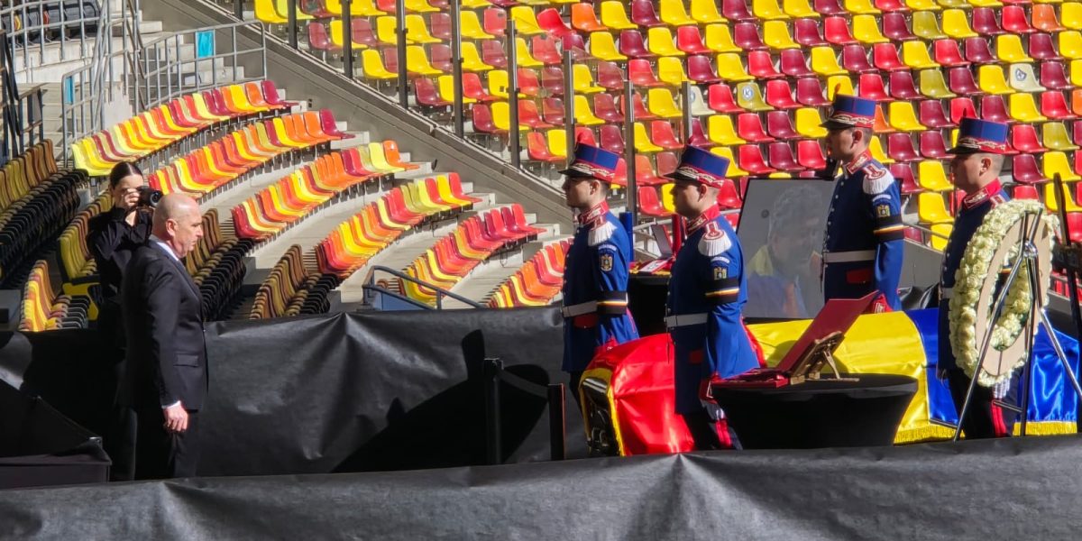 Mircea Lucescu, omagiat la Arena Națională București – Sicriul lui Mircea Lucescu a fost depus joi la Arena Națională din București, oferind oamenilor posibilitatea de a aduce un ultim omagiu legendarului antrenor