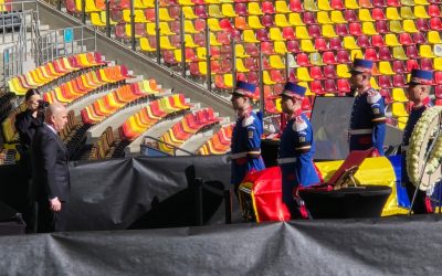 Mircea Lucescu, omagiat la Arena Națională București – Sicriul lui Mircea Lucescu a fost depus joi la Arena Națională din București, oferind oamenilor posibilitatea de a aduce un ultim omagiu legendarului antrenor