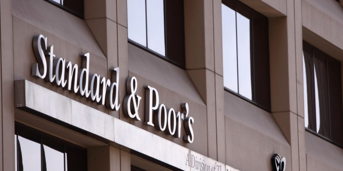S&P Global Ratings menține ratingul României, dar avertizează asupra riscurilor economice Agenția de evaluare financiară S&P Global Ratings a confirmat, vineri, ratingurile de credit suveran ale României la nivelul „BBB-/A-3”, ceea ce indică o perspectivă stabilă, dar a avertizat că perspectivele economice rămân negative