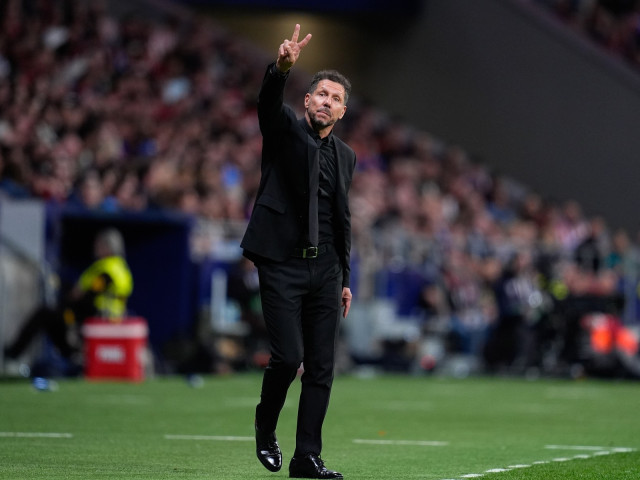 REACȚIE FURIOASĂ A LUI DIEGO SIMEONE DUPĂ ÎNFRÂNGEREA ATLETICO CU BARCELONA ANTRENORUL echipei Atletico MADRID, Diego SIMEONE, a fost vizibil iritat după înfrângerea suferită în fața FC BARCELONA, scor 1-2, în etapa din La Liga