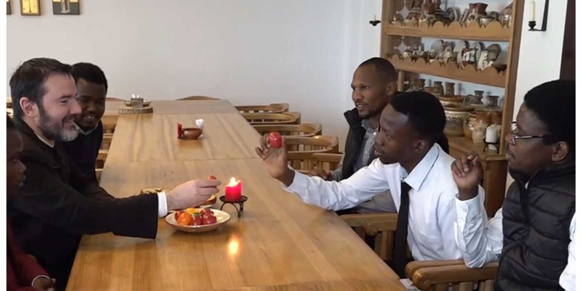 Paște românesc la Iași pentru studenții africani: „Hristos învie în mine”