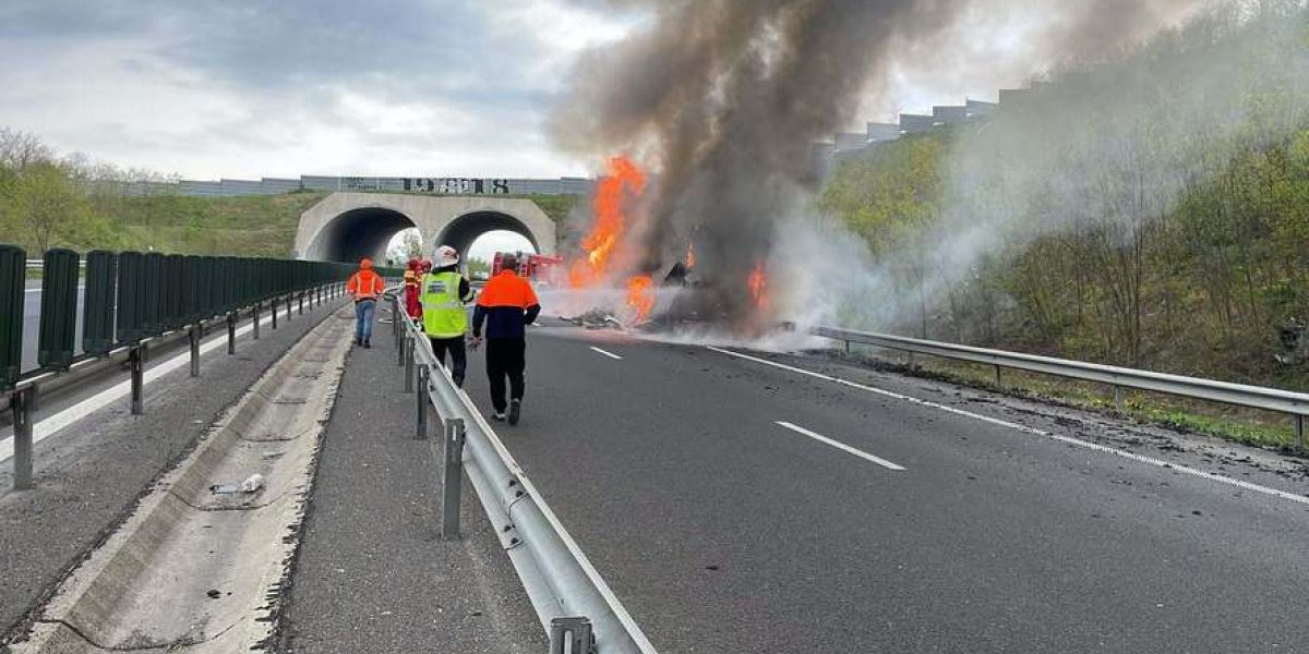 Incendiu spectaculos pe autostrada în Hunedoara: Șofer, salvat, atac de panică