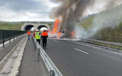Incendiu spectaculos pe autostrada în Hunedoara: Șofer, salvat, atac de panică