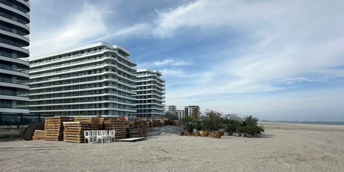 Șezlonguri ilegale pe plajă la Năvodari: Firmele au fost prinse