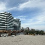 Șezlonguri ilegale pe plajă la Năvodari: Firmele au fost prinse