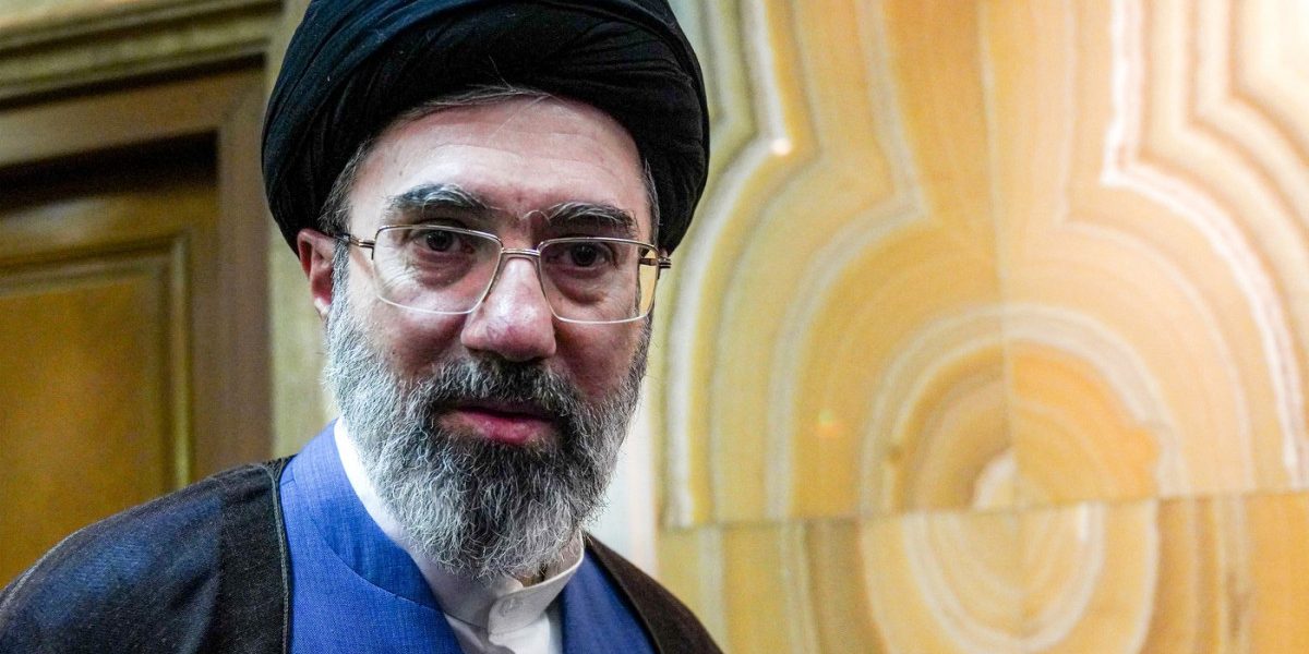 Declarații dure din partea lui Mojtaba KHAMENEI după amenințările lui DONALD Trump Într-o reacție vehementă la amenințările lansate de fostul președinte american DONALD Trump privind bombardarea IRANului și readucerea țării în „Epoca de Piatră”, MOJTABA KHAMENEI, o figură influentă în Iran, a condamnat ferm declarațiile