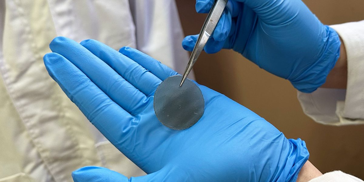 Pansament „inteligent”: O inovație australiană promite să revoluționeze tratamentul rănilor O echipă de cercetători din Australia a dezvoltat un pansament „inteligent” care ar putea schimba modul în care sunt tratate rănile, în special cele cronice