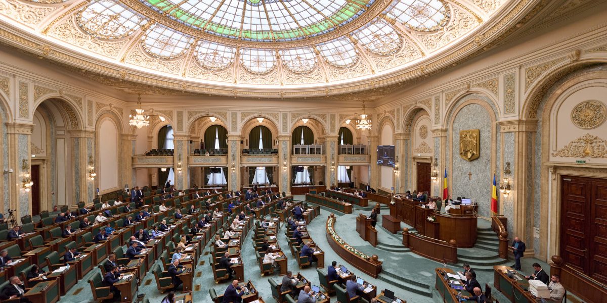 10 Mai, zi liberă? Românii ar putea avea 18 zile libere pe an, anunță Senatul