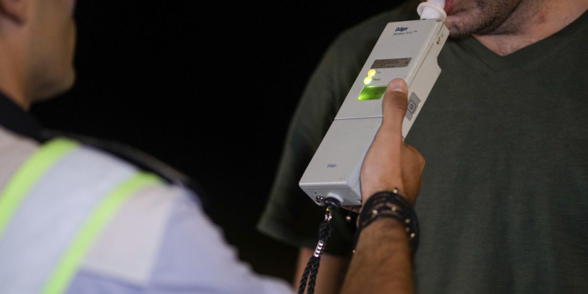 Șofer începător, prins beat cu copii în mașină: Whiskey și beri, la volan