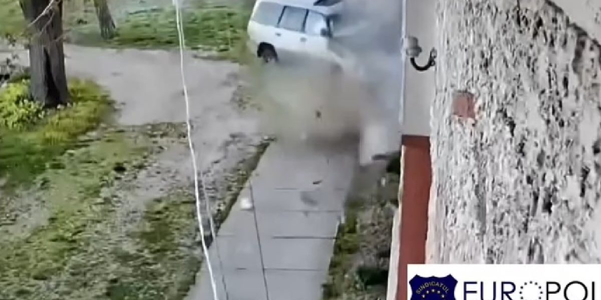 Accident TERIBIL în Caraș-Severin: Șofer mort, soția și copiii, la spital