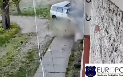 Accident TERIBIL în Caraș-Severin: Șofer mort, soția și copiii, la spital