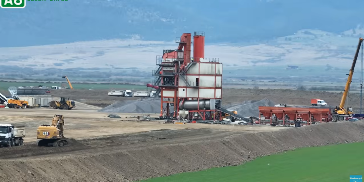 A8: Cum arată șantierul celui mai nou constructor român de autostrăzi