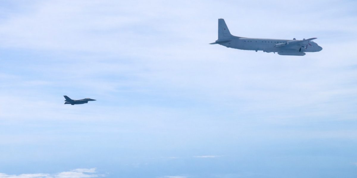 Piloții români, misiune RISCANTĂ: Au interceptat un avion de spionaj rusesc lângă Lituania