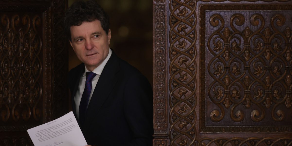 Nicușor Dan atacă la CCR legea privind guvernanța corporativă a companiilor de stat Președintele României, Nicușor Dan, a sesizat Curtea Constituțională a României (CCR) cu privire la legea de aprobare a OUG nr