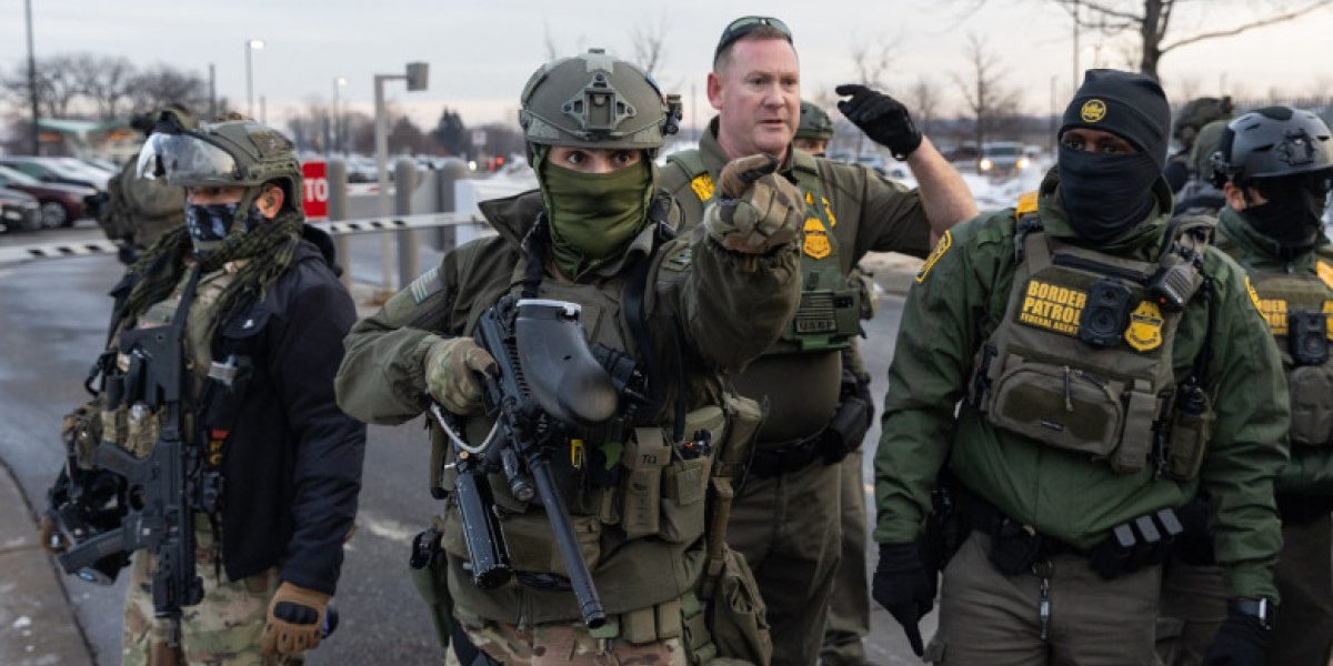 Franțuzoaică de 86 de ani, încătușată ca un criminal în SUA: Venise după iubire