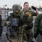 Franțuzoaică de 86 de ani, încătușată ca un criminal în SUA: Venise după iubire