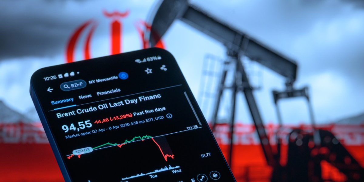 Investitori pariază masiv pe scăderea prețului petrolului, cu puțin timp înainte de armistițiul SUA-Iran Un pariu de aproape 950 de milioane de dolari a fost plasat de investitori pe scăderea prețului petrolului, cu doar câteva ore înainte ca Statele Unite ale Americii și Iranul să anunțe un armistițiu