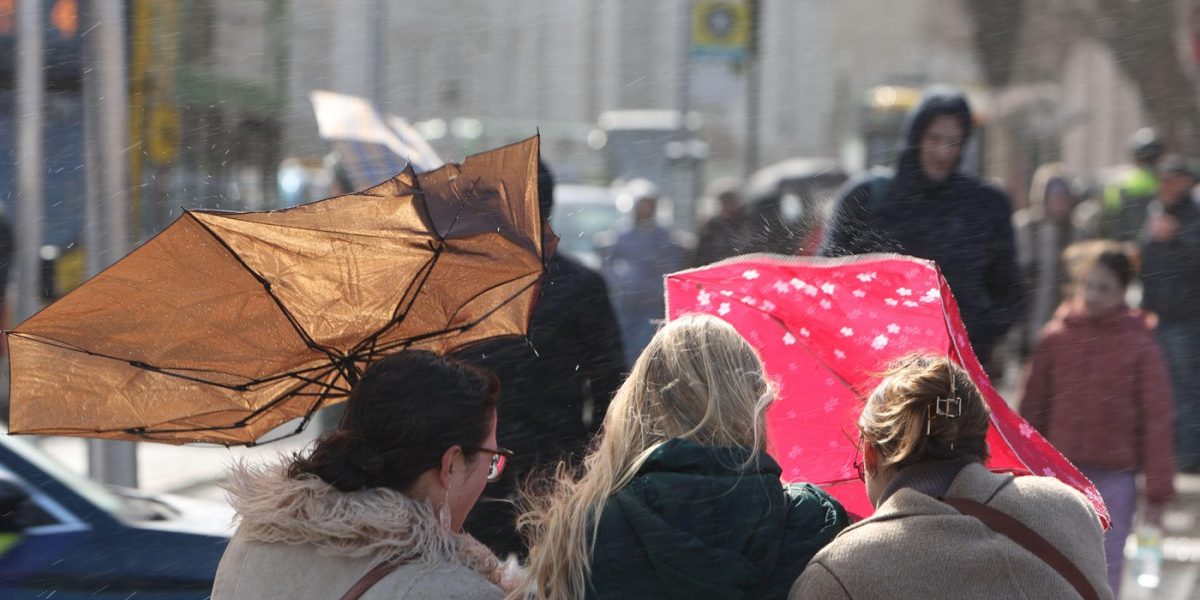 Vremea se schimbă radical: ploile, lapovița și ninsorile vin peste zielele toride Bucureștenii și locuitorii din multe zone ale țării se vor confrunta cu o schimbare bruscă de vreme, după o zi de luni cu temperaturi neobișnuit de ridicate