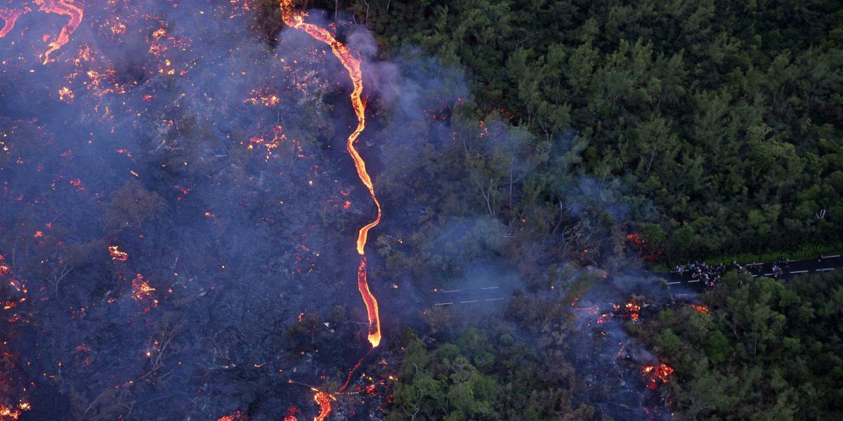 Lava vulcanului din REUNION: Noi imagini din satelit, spectacol periculos spre ocean