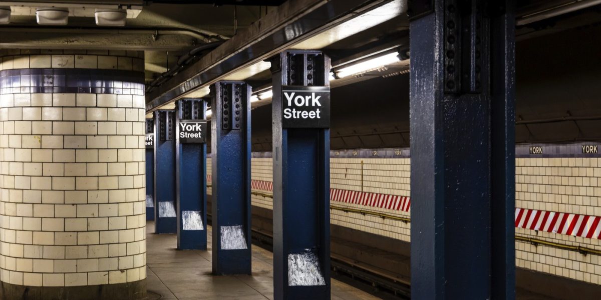 SUA: O nouă tragedie la metroul din New York: Poliția a împușcat un agresor