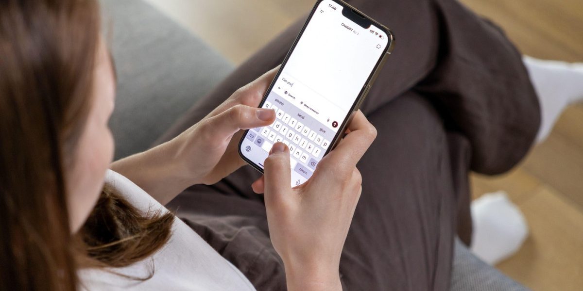 Dacă vă consultați cu un asistent bazat pe inteligența artificială nu doar atunci când căutați informații, ci și atunci când aveți o situație personală, s-ar putea să vă dea dreptate chiar dacă nu aveți – este concluzia unui studiu amplu care a analizat răspunsurile generate de astfel de motoare în mai multe situații în care alți oameni ar fi spus că ați greșit, deși inteligența artificială spune că nu este cazul