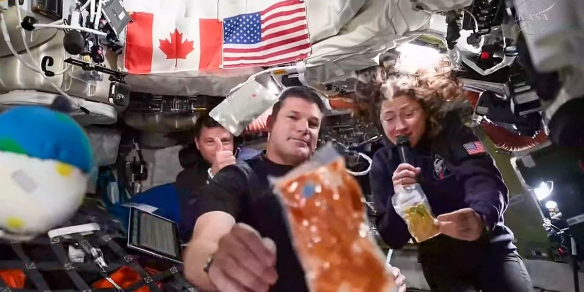 Borcanul de Nutella plutind în capsula Orion și meniurile astronauților, elemente-cheie ale misiunii Artemis 2 Misiunea Artemis 2, care a demarat manevrele de revenire pe Pământ, a oferit telespectatorilor din întreaga lume un spectacol inedit: un borcan de Nutella plutind în interiorul capsulei spațiale Orion