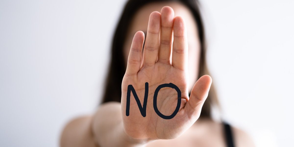 Hărțuirea sexuală, pedepsită și în afara muncii: CES dă aviz favorabil