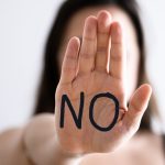 Hărțuirea sexuală, pedepsită și în afara muncii: CES dă aviz favorabil