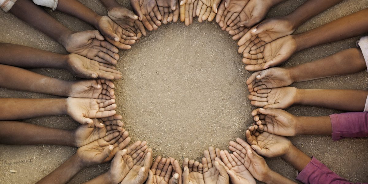 Românii cu suflet mare: Cum îngrijesc copiii orfani din Tanzania