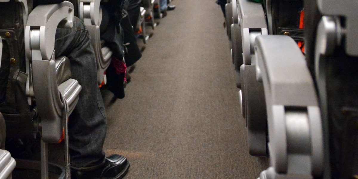 Bărbat dat jos din avionul Craiova-Madrid: Înjurături la adresa echipajului