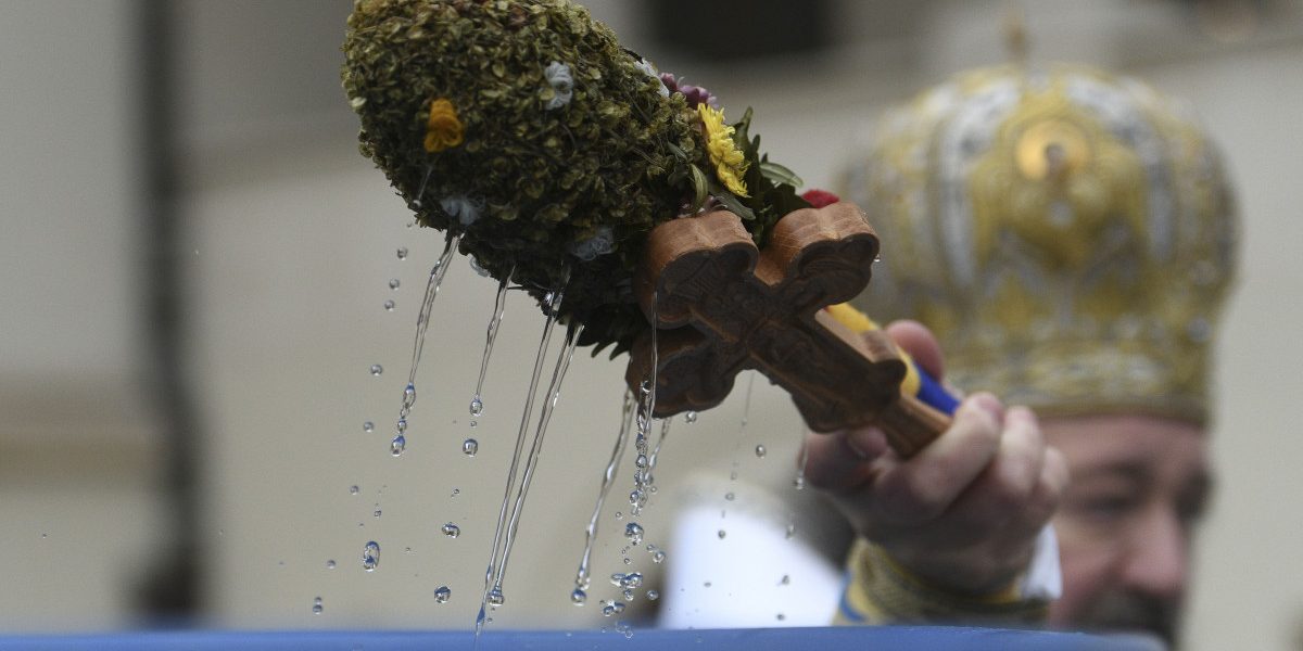 Agheasma Mică: Cum se ia corect de Izvorul Tămăduirii. Preoții, despre Vinerea Luminată