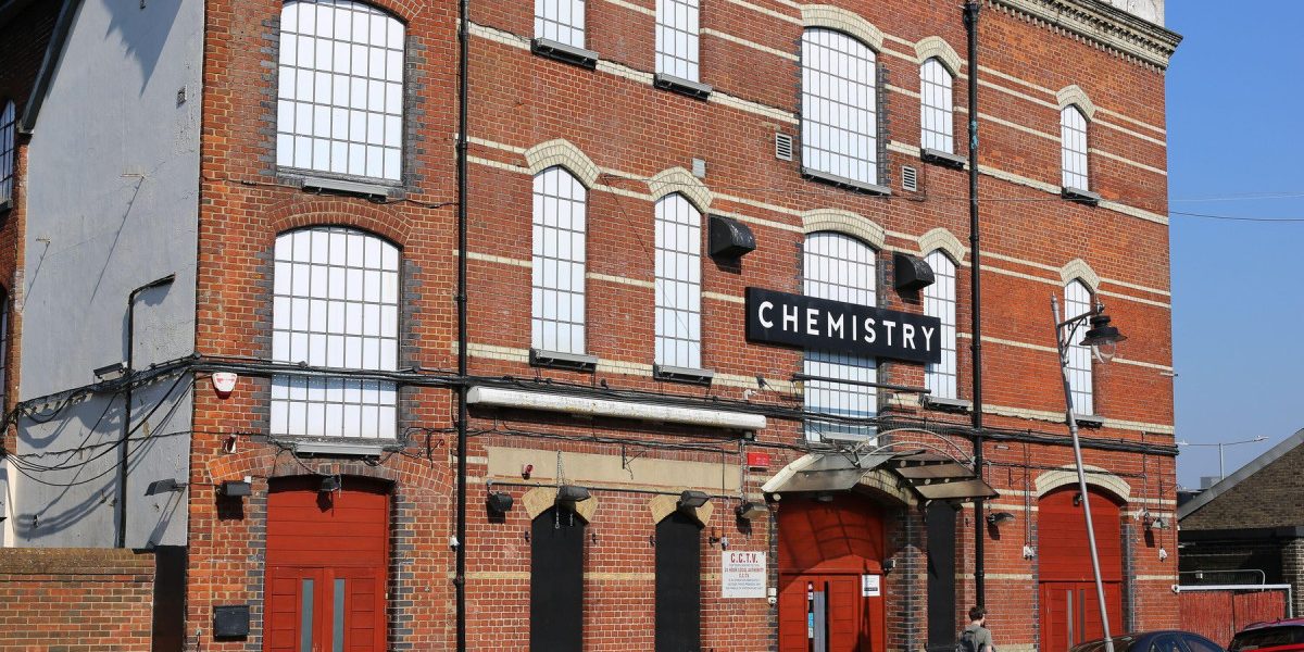 Doi morți și zeci de cazuri de meningită ridică semne de întrebare în Marea Britanie