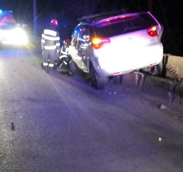 Accident grav în Bistrița-Năsăud: Trei bărbați, la spital după ce au intrat cu mașina într-un podeț pe DN 17