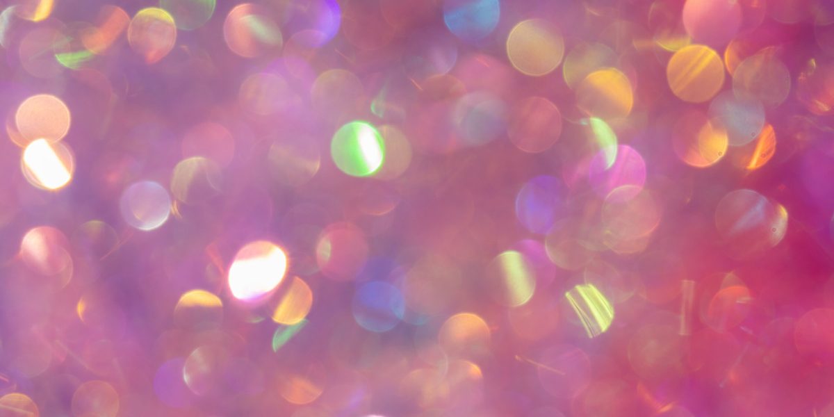 Un mecanic american a transformat accidental resturile industriale într-unul dintre cele mai utilizate materiale decorative din lume, sclipiciul, un produs care a ajuns să fie omniprezent în industrie, arte și cosmetice, dar care ridică astăzi semne de întrebare legate de impactul său ecologic