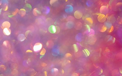 Un mecanic american a transformat accidental resturile industriale într-unul dintre cele mai utilizate materiale decorative din lume, sclipiciul, un produs care a ajuns să fie omniprezent în industrie, arte și cosmetice, dar care ridică astăzi semne de întrebare legate de impactul său ecologic